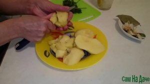 Нарежьте картофель средними кубиками. 