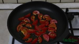 Обжарьте помидоры