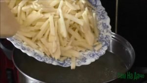 Картошку опустите в кипящий процеженный бульон