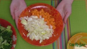 Порежьте лук и морковь
