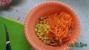 Добавьте кукурузу и морковь