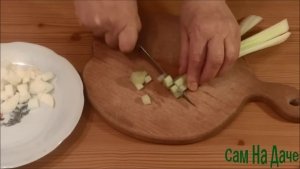Нарежьте мелко сельдерей