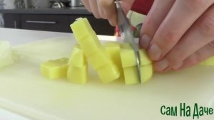 Нарежьте картофель кубиками