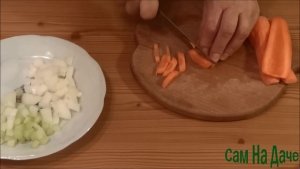 Нарежьте соломкой морковь
