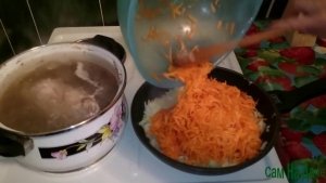 В лук добавьте морковь