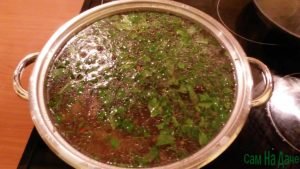 За пару минут до готовности супа, добавьте нарезанную зелень и посолите. 