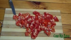 Порежьте помидоры