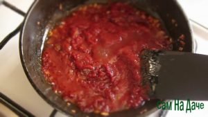 добавьте томатную пасту