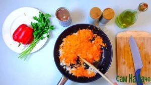 обжарьте морковь и лук