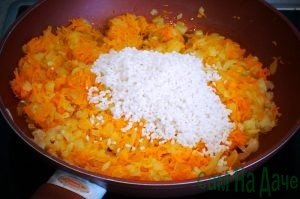 Перемешиваем рис и овощи