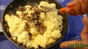 добавьте в сковороду толченую картошку