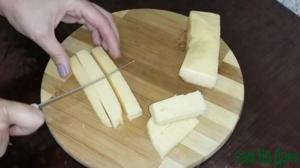 сыр нарежьте на средние кусочки