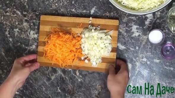 порежьте морковь и лук