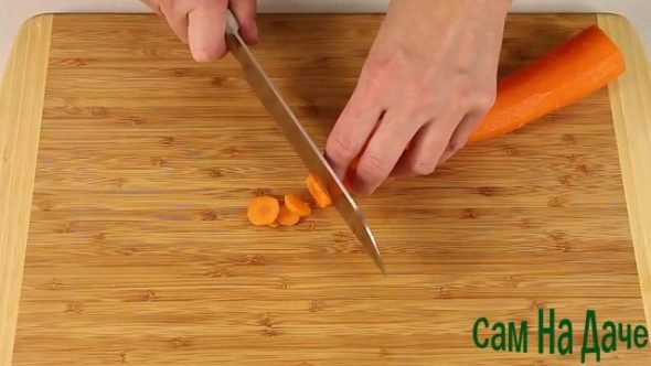 нарежьте морковь