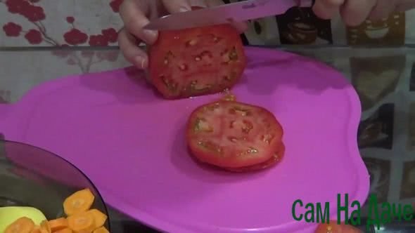 помидоры нарежьте кружочками