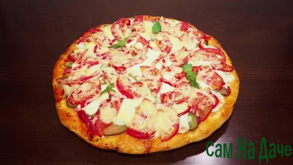 пицца с колбасой и помидорами