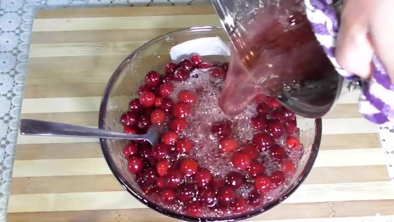 заливаем сиропом ягоды