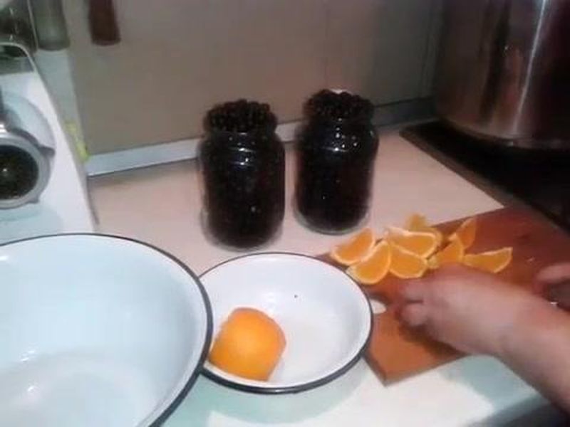 апельсины порежьте дольками