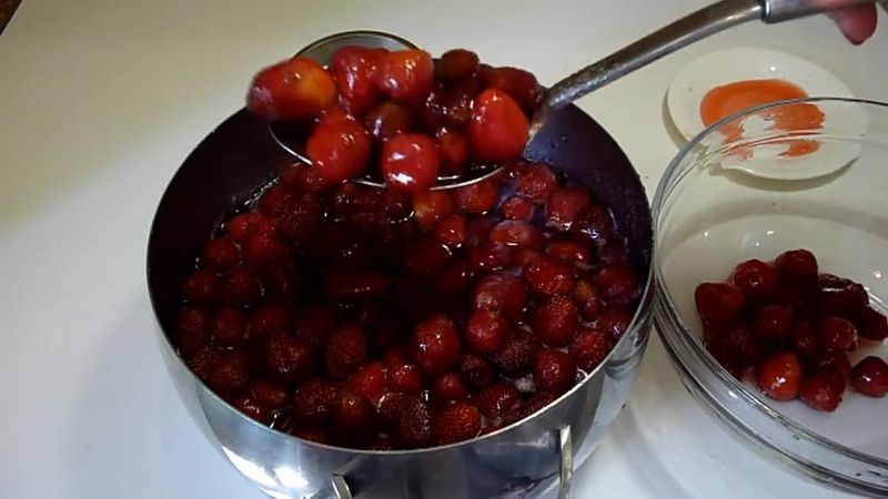 шумовкой выложите ягоды в отдельную емкость