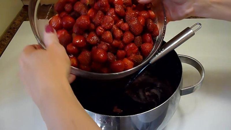 опустите в горячий сироп ягоды