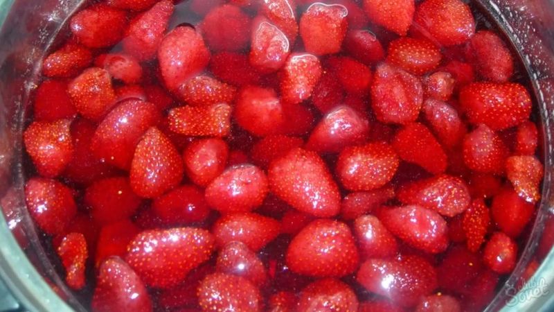 залейте ягоды сиропом