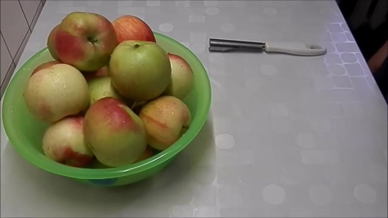 яблоки перебираем и хорошо моем