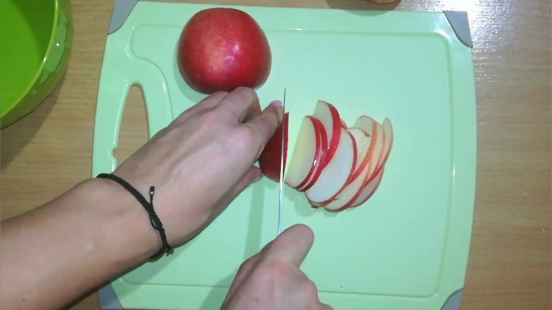 нарезаем яблоки