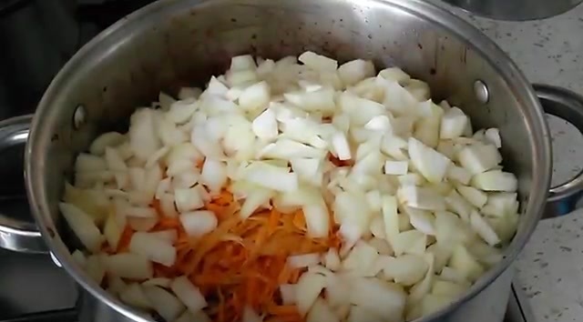 добавляем морковь и репчатый лук