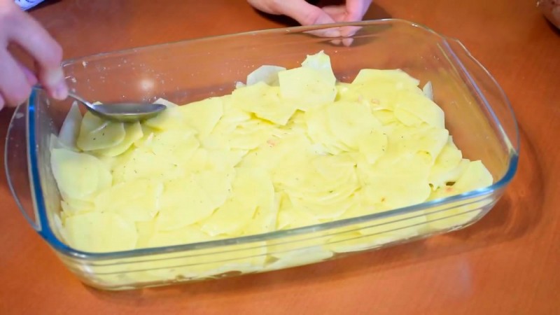 слой картофеля