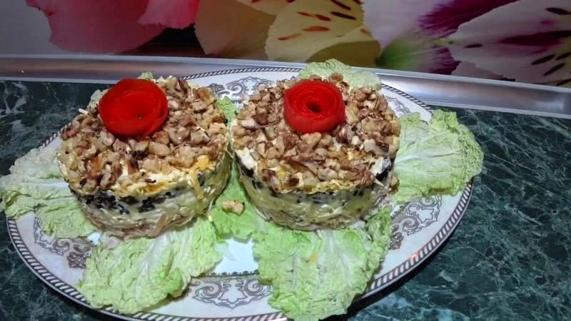 салат с грибами и грецкими орехами