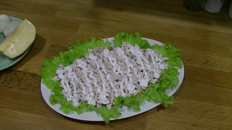 мясо и грибы на салате