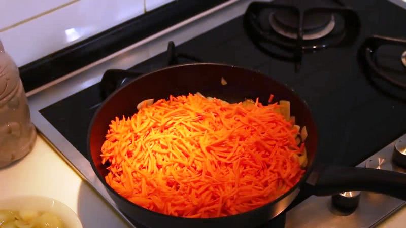 лук обжариваем с морковью