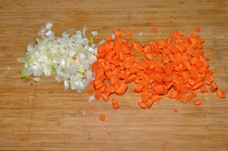 нарезаем репчатый лук и морковь